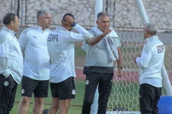 وائل جمعة مع باقي الجهاز