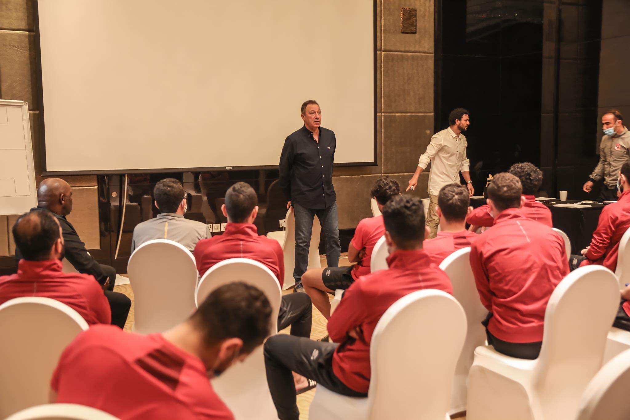 محمود الخطيب مع لاعبي الأهلي