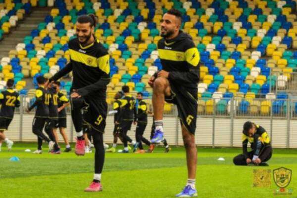 إحماء لاعبي الصداقة قبل اللقاء