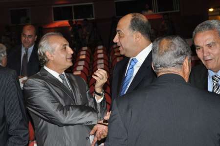 محمد مصيلحي رئيس الاتحاد السكندري السابق يصافح أسامة خليل