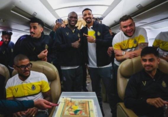 لاعبو النصر يحتفون بفينسينت أبوبكر