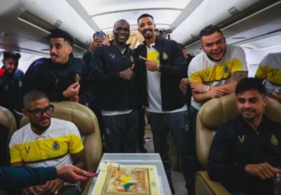 لاعبو النصر يحتفون بفينسينت أبوبكر