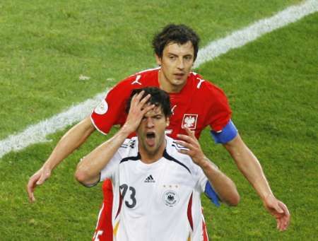 مايكل بالاك يتحسر على ضياع احدى الفرص على مرمى بولندا