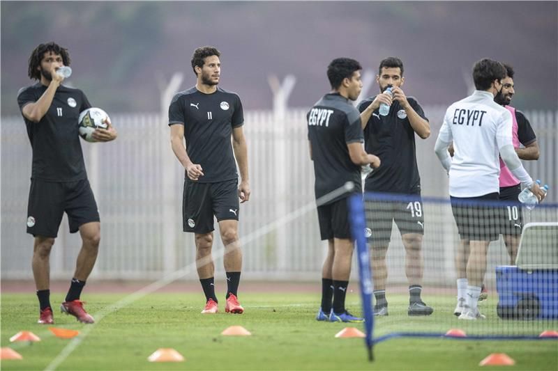 السعيد مع لاعبي المنتخب