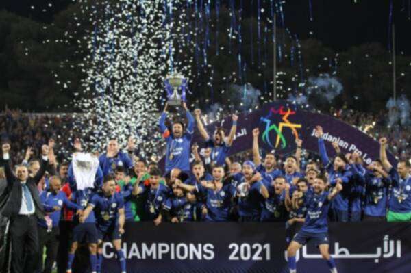 فريق الرمثا متوجاً بلقب الدوري