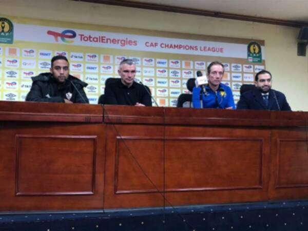 سانتوس في المؤتمر الصحفي 