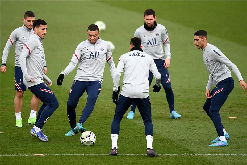 حكيمي مع لاعبي باريس