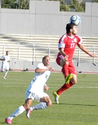عواينه يبعد الكرة براسه من امام زعترة
