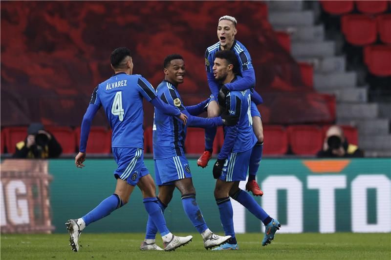 مزراوي مع لاعبي أياكس