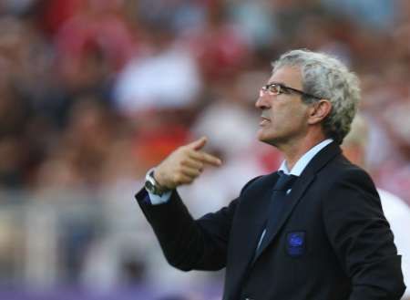 مدرب فرنسا رايموند دومينيك خلال لقاء فرنسا وسويسرا