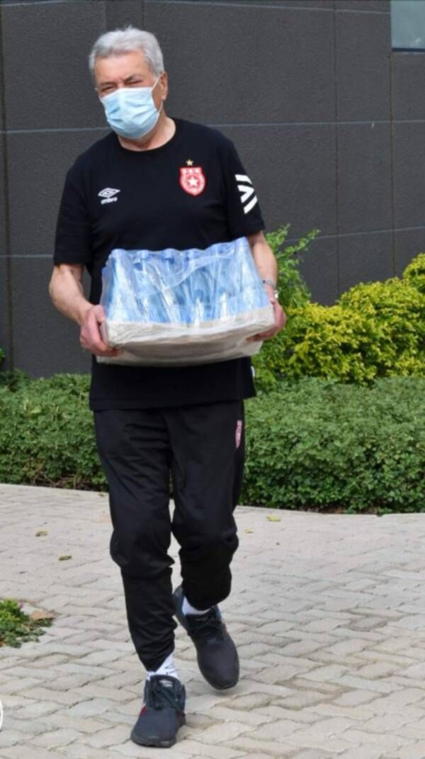 لومير حاملًا قارورات المياه