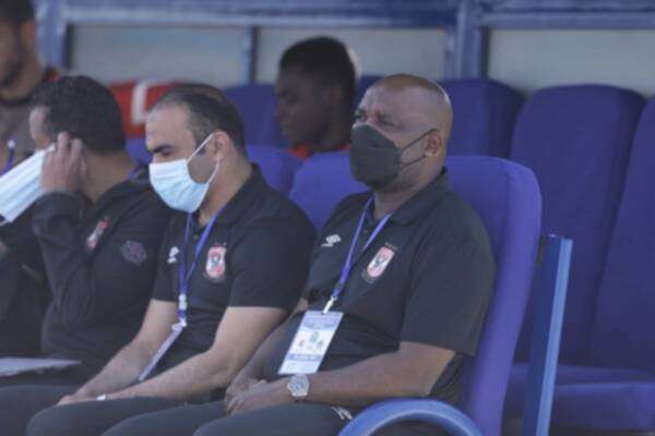 موسيماني (يمين)