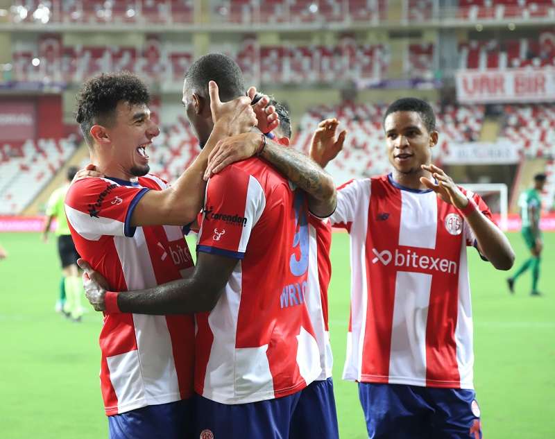 لاعبو أنطاليا سبور