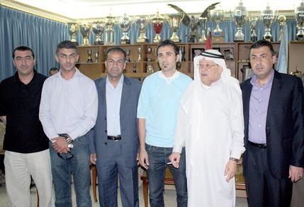 النجم احمد هايل يتوسط اعضاء ادارة الفيصلي