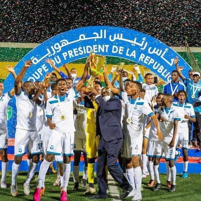 من احتفالية الرئيس مع اللاعبين بعد التتويج بكأس موريتانيا