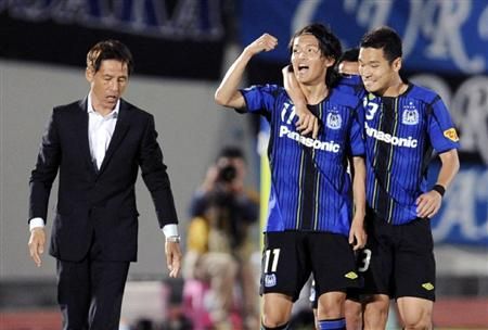 أوسامي يحتفل بعد إحرازه هدف التعادل لفريق جامبا أوساكا