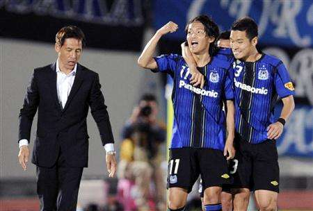 أوسامي يحتفل بعد إحرازه هدف التعادل لفريق جامبا أوساكا