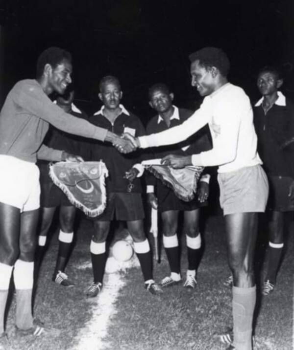 قاقارين في إحدى مباريات الديربي 