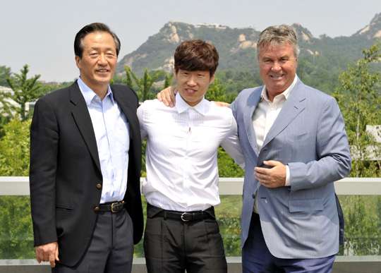 هيدينك بجانب بارك جي سونج تشونج مونج  جون بعد نجاح المفاوضات