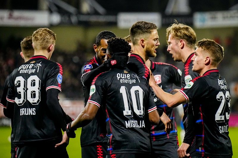 لاعبو تفينتي (نقلا عن حساب النادي علي تويتر)