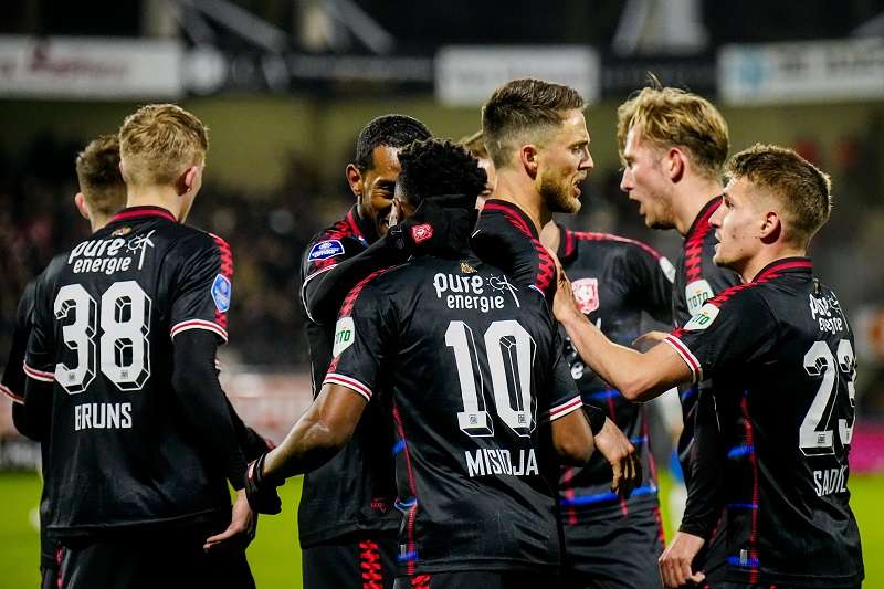 لاعبو تفينتي (نقلا عن حساب النادي علي تويتر)