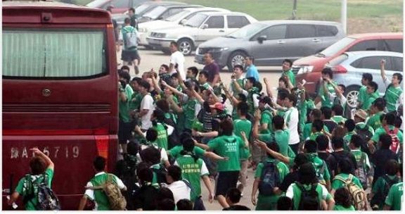 جماهير بكين تحاصر حافلة فريق هينان