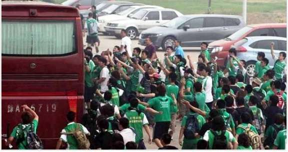 جماهير بكين تحاصر حافلة فريق هينان