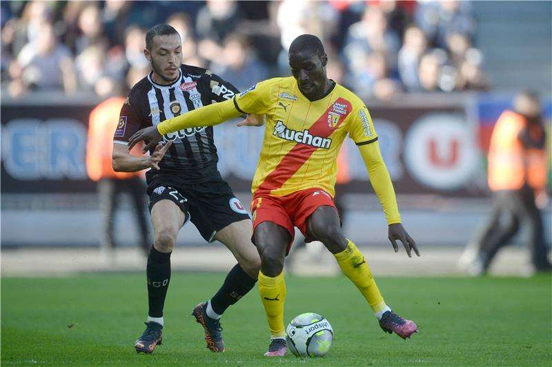 من مباراة لانس وأنجيه 