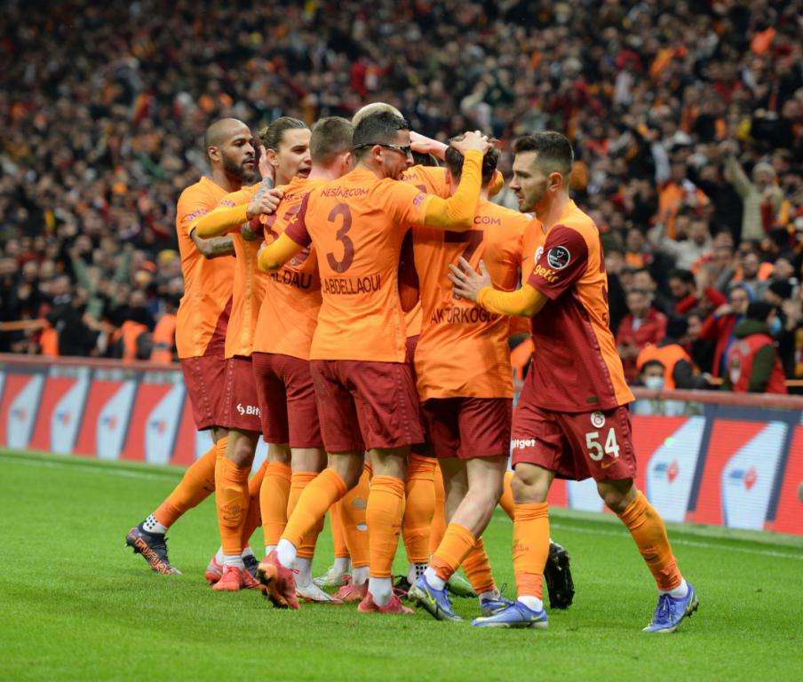 لاعبو جالطة سراي