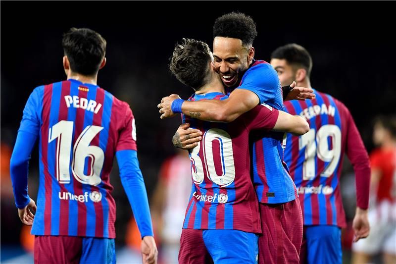 أوباميانج مع لاعبي برشلونة