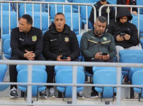 مؤمن سليمان (يسار)