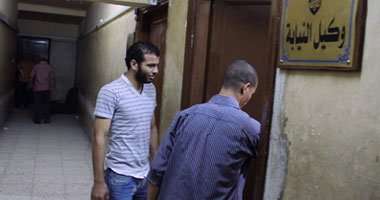 عماد متعب اثناء تواجده أمام النيابة
