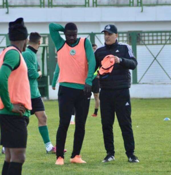 ماهر القيزاني  وأول مصافحة مع اللاعبين