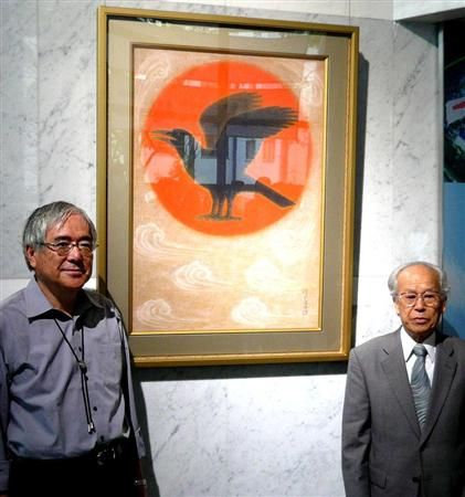 رئيس الاتحاد الياباني أوغورا ( يسار ) بعد أن تلقى الهدية من الرسام إيماي