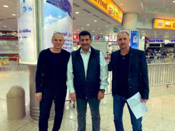 لافيكا لحظة وصوله مطار الكويت