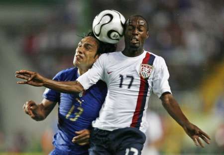 الايطالي نيستا (يسار) مع الامريكي بيزلي(يمين) في صراع على الكرة 