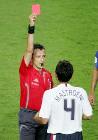 الحكم الأوروغوياني جورجي لاريوندا يطرد الأمريكي بابلو ماستوريني