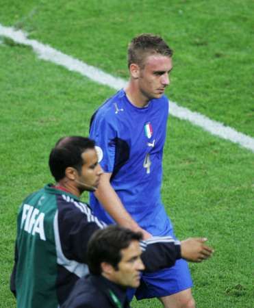 دانييلي دي روسي لحظة مغادرته الملعب بالبطاقة الحمراء