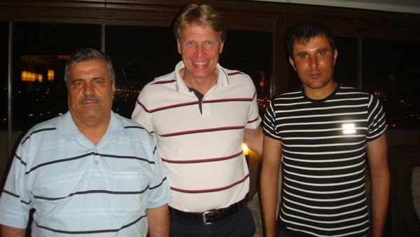 من اليمين آكام عبد القادر و سيدكا و الدكتور صباح محمد