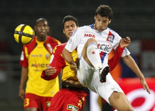 فاراني (بالقميص الأصفر)