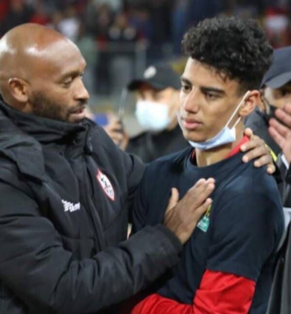 شيكابالا مع حامل الكرات