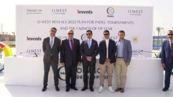 أشرف صبحي مع منظمي البطولة