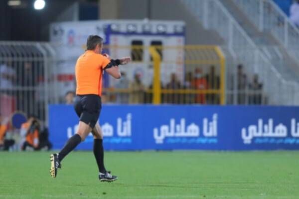 الحكم يعلن قرار ركلة الجزاء