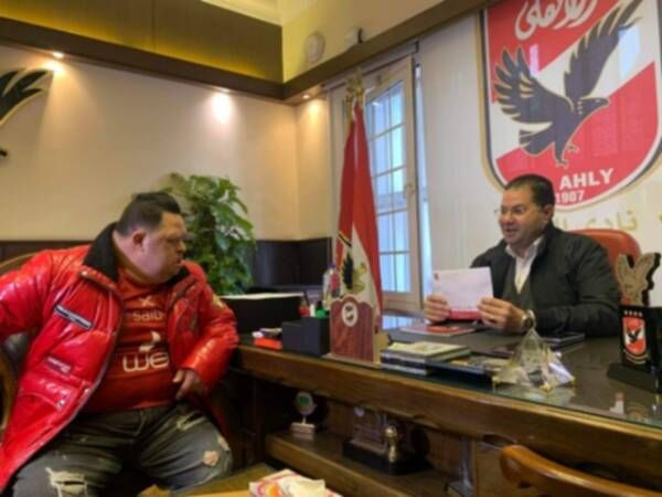 المدير التنفيذي للأهلي مع المشجع