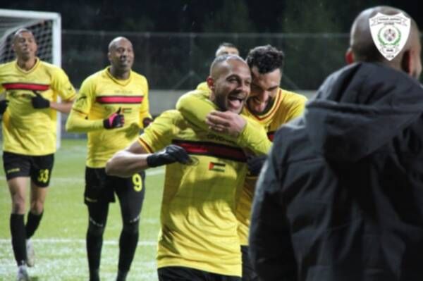 لاعبو بلاطة يحتفلون بهدف التقدم