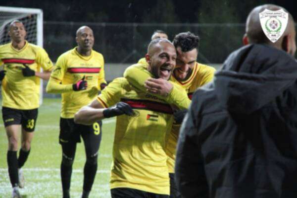 لاعبو بلاطة يحتفلون بهدف التقدم