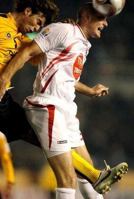 عقيلي يرتدي الزي الأصفر مع ساباهان الإيراني