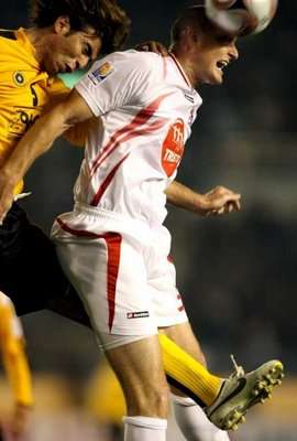 عقيلي يرتدي الزي الأصفر مع ساباهان الإيراني