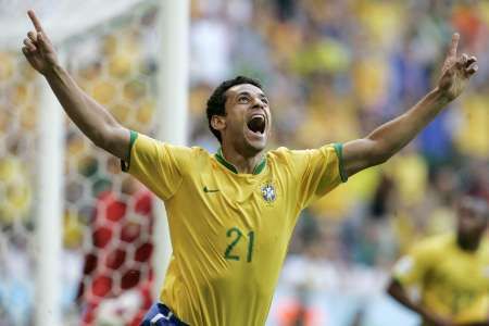 البرازيلى فريد يبتهج بأحرازه للهدف الثانى فى مرمى استراليا