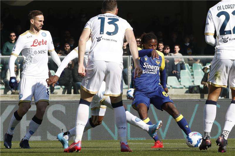 من لقاء فيرونا ونابولي